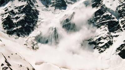 Сход лавины в Южной Осетии, где погибли двое военных, попал на видео