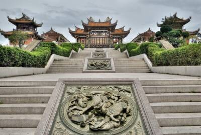 Паломники в Китае столетиями посещали не ту гробницу императора и мира