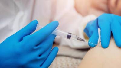 Эксперты в Израиле рекомендуют четвертую дозу вакцины от коронавируса: кому она полагается