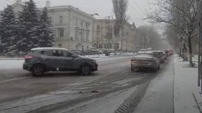 Рейсы школьных автобусов отменили в Севастополе из-за снегопада