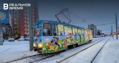 В Набережных Челнах появился новогодний экскурсионный трамвай