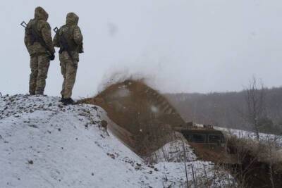 Украинские пограничники в морозы продолжают копать рвы на границе с Россией