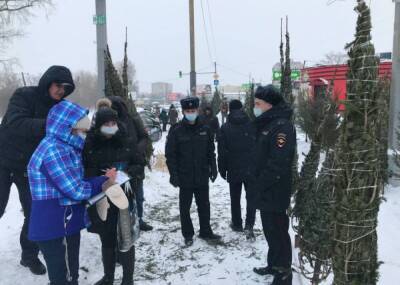 В Хабаровске штрафуют нелегальных продавцов елок