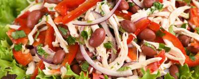 Диетолог Гришина рекомендует приготовить на Новый год салат из фасоли, яиц, овощей и филе курицы