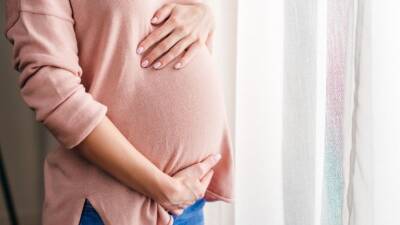 Могут ли идти месячные во время беременности и стоит ли бежать к врачу