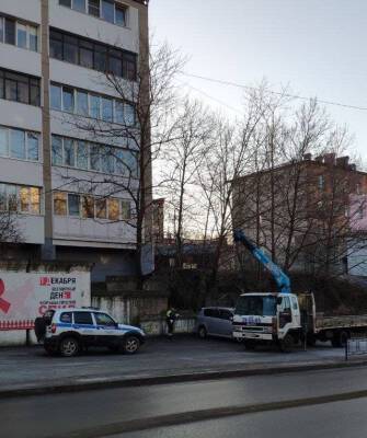 Автомобилисты Корсакова помянули здравый смысл на месте "парковки" у поликлиники