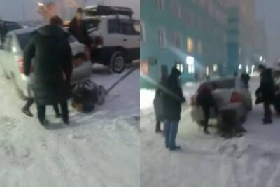 В Новосибирске водители подрались из-за места на парковке