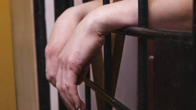 В США заключенным, отправленным домой из-за ковида, разрешили не возвращаться в тюрьму