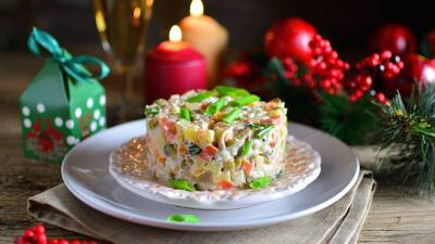 Дешевая колбаса и липкая картошка: ошибки при приготовлении новогодних салатов