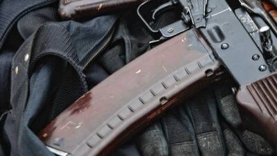 Устроивших стрельбу из автомата мужчин задержали в Петербурге