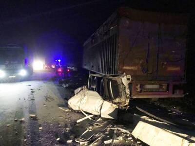На МКАД при столкновении двух грузовиков погибли два человека