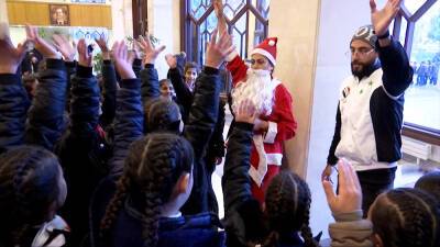 Российские артисты устроили новогоднее представление для детей в Дамаске