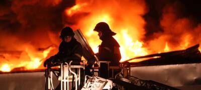 Пожарные спасли ночью семью из горящей квартиры в Петрозаводске
