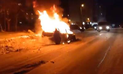 В Петрозаводске мужчина и ребенок выскочили из горящей машины. Жуткие кадры!