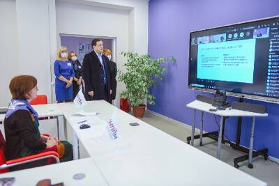 Губернатор Алексей Островский посетил центр непрерывного повышения профессионального мастерства педагогических работников