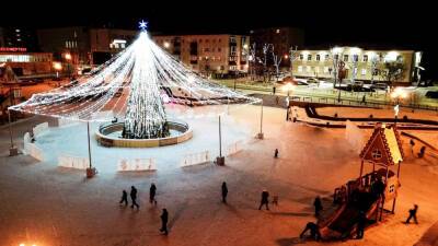 Главную площадь Корсакова украшают к Новому году