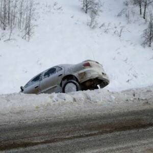 В Запорожской области два автомобиля слетели в кювет из-за непогоды