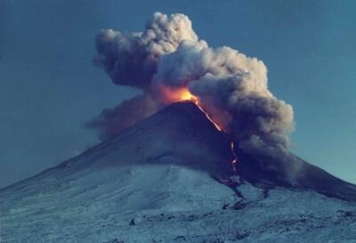 На французском Реюньоне началось извержение вулкана Питон-де-ла-Фурнез