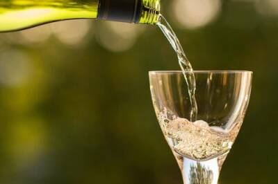 Производители шампанского попросили увеличить минимальную розничную цену на него до 199 рублей