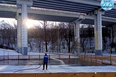 В парках Воронежа начали заливку ледяных площадок для катания