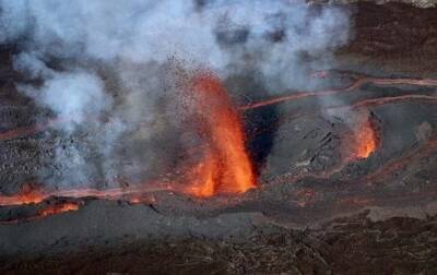 На острове Реюньон началось извержение вулкана