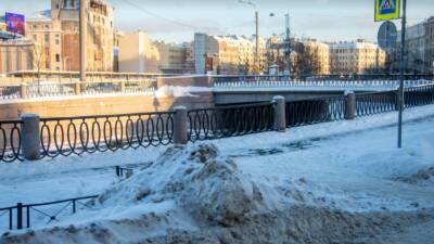 Петербуржцы вынуждены обходить ледяные кучи на тротуарах по проезжей части