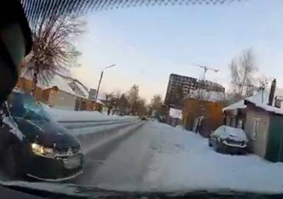 В Рязани водитель избежал ДТП с машиной, которую занесло на дороге