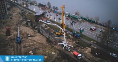 Простаивал 10 лет: "Большая стройка" Зеленского в режиме 24/7 достраивает Дарницкий мост в Киеве