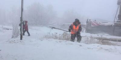 Якутские коммунальщики вышли косить траву в 50-градусный мороз