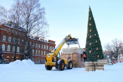 В Рыбинске строят шестиметрового Деда Мороза