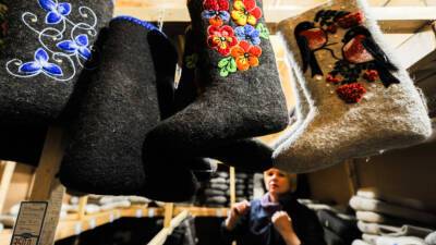 Валенки, ушанки, платки: в России спрос на теплую одежду вырос за год более чем в два раза