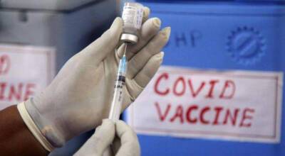 Израиль первым в мире принял решение делать дополнительную прививку четвертой дозой COVID-вакцины