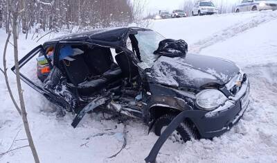 На трассе Тюмень - Ханты-Мансийск в ДТП с грузовиком пострадали 4 человека