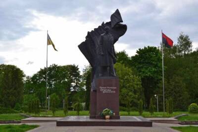 На Украине забросали яйцами памятник Бандере