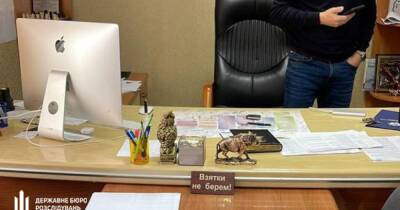 Полицейского Нежина поймали на взятке в кабинете с табличкой "Взятки не берем!" (фото)