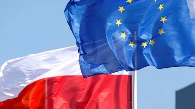 Еврокомиссия запустила процедуру против Польши из-за спора по верховенству права