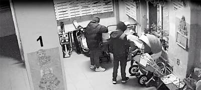В Петрозаводске ворвавшиеся в подъезд подростки обокрали детские коляски (ВИДЕО)