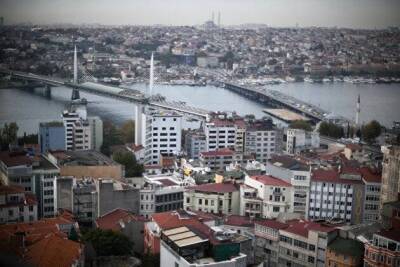 Биржа Стамбула вновь приостановила работу из-за обвала главного индекса на фоне колебаний лиры