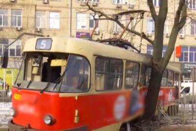 Авария в Харькове: трамвай на полной скорости врезался в дерево, есть пострадавшие