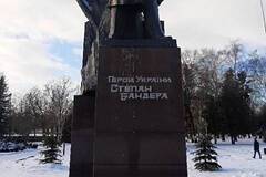На Украине вновь осквернили памятник Бандере
