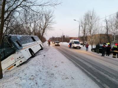 Рейсовый автобус съехал в кювет и перевернулся на Варшавском шоссе (фото)