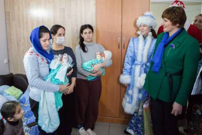 «Эти женщины обогреты теплом нашего белорусского государства». Беженок, родивших в Гродно, поздравили с наступающими новогодними праздниками
