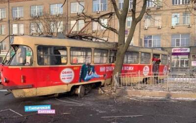 В Харькове трамвай врезался в дерево