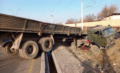 В Ташкенте грузовик вылетел на встречную полосу и столкнулся с "Ласетти"