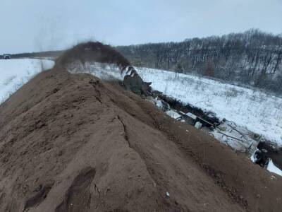 Украинские пограничники показали, как укрепляют границу с Россией: видео