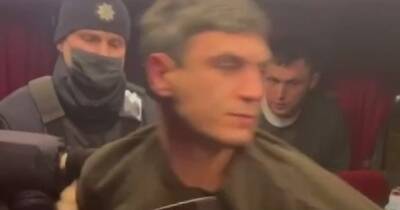В автобусе "Одесса-Киев" полиция силой вытолкала пассажиров без COVID-сертификатов (видео)