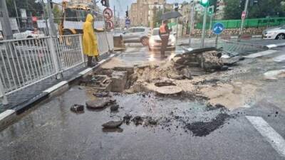 Буря "Кармель", день третий: в Бат-Яме образовалась яма посреди улицы