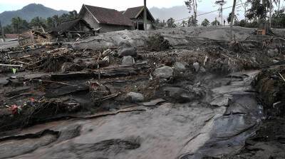 Число жертв извержения вулкана в Индонезии превысило 50