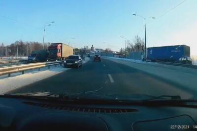 В Рязанском районе засняли едущий по встречной полосе автомобиль