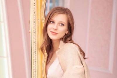 «Невероятная красота»: Лиза Арзамасова восхитила россиян новогодним портретом